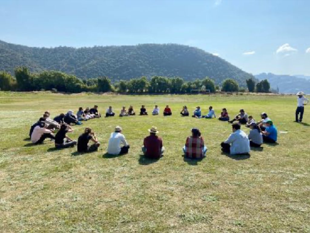 Grupo en círculo frente al lago de Valle de Bravo, en el campamento base