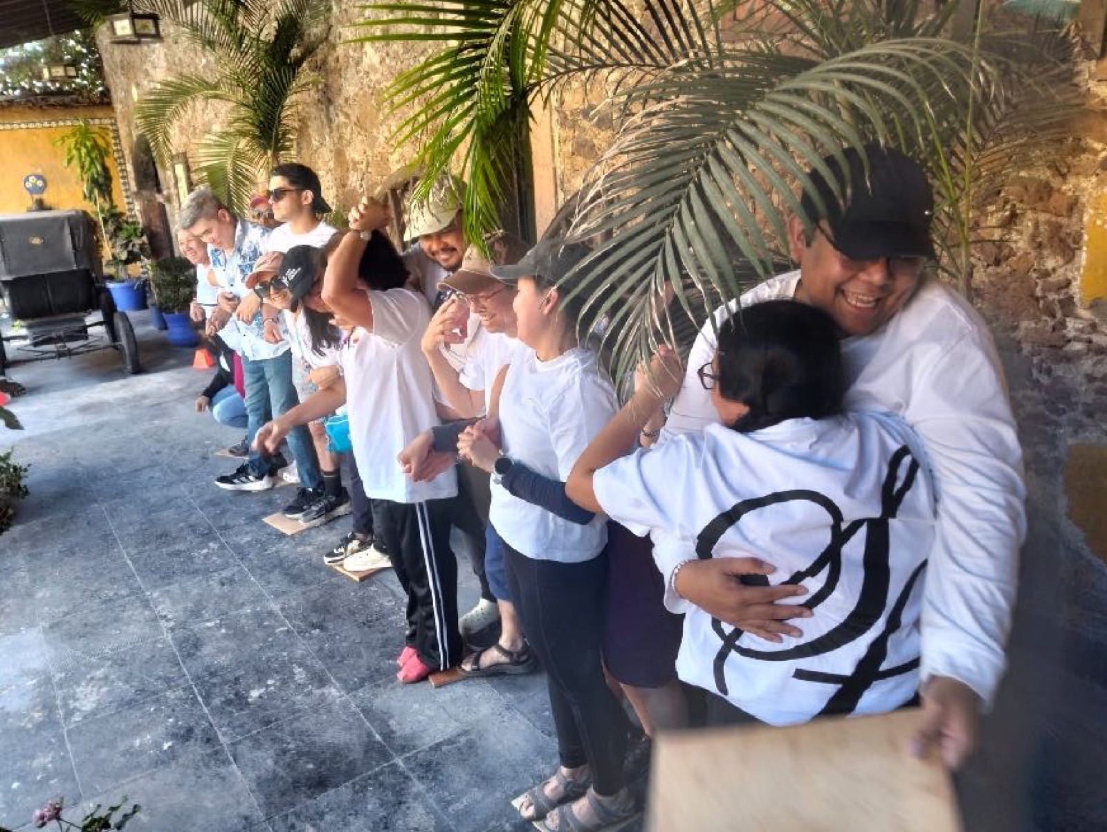Equipo pasando un aro en cadena durante el circuito de team building