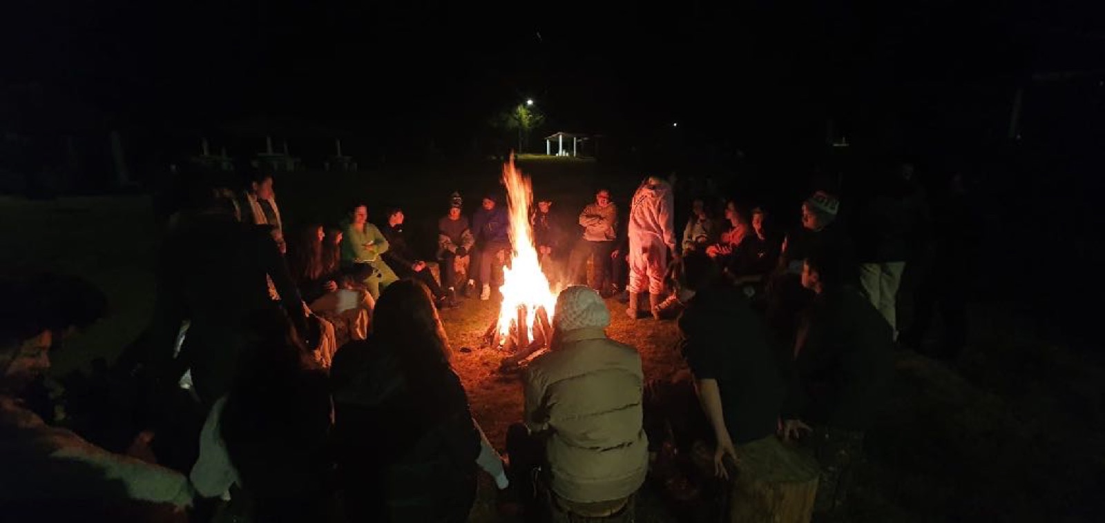 Grupo reunido alrededor de la fogata durante el círculo de fuego