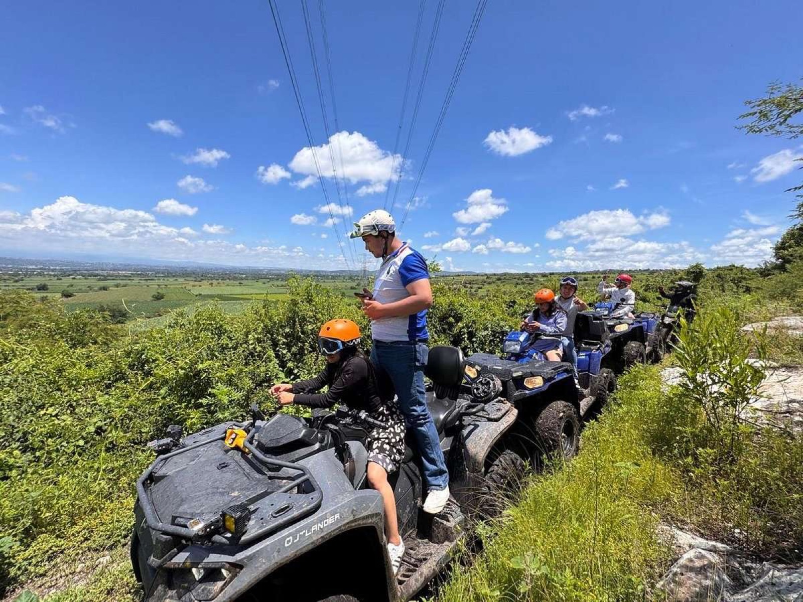 Grupo recorriendo en cuatrimotos las faldas del Tepozteco en Tepoztlán