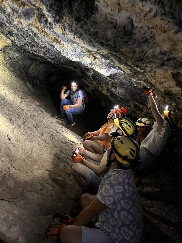 Participante descendiendo con equipo de seguridad en una cueva de la sierra de Tepoztlán