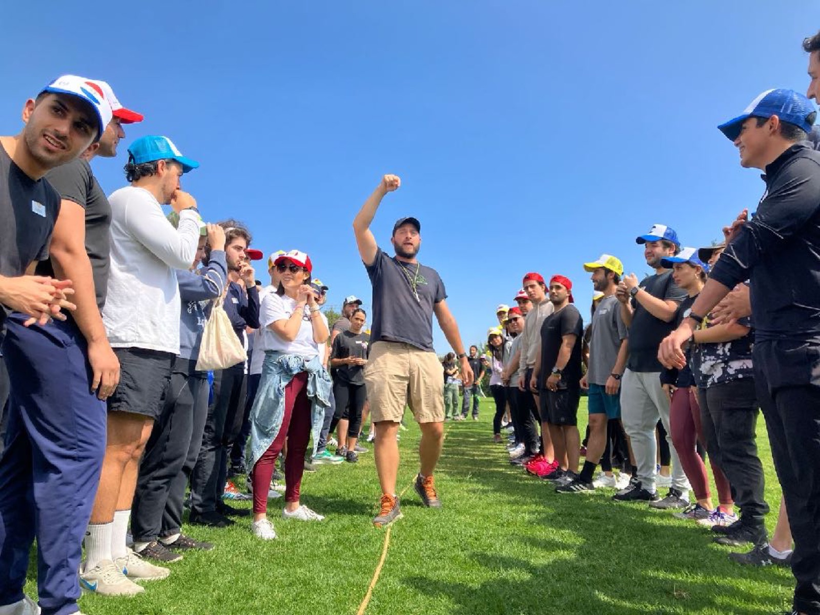Equipos compitiendo con cuerdas durante el rally de team building