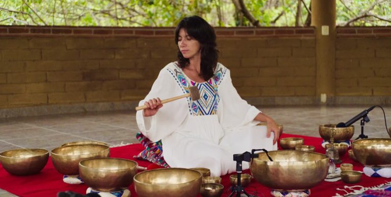 Sonoterapia con cuencos · Carolina Santizo — Geowiza Connect+