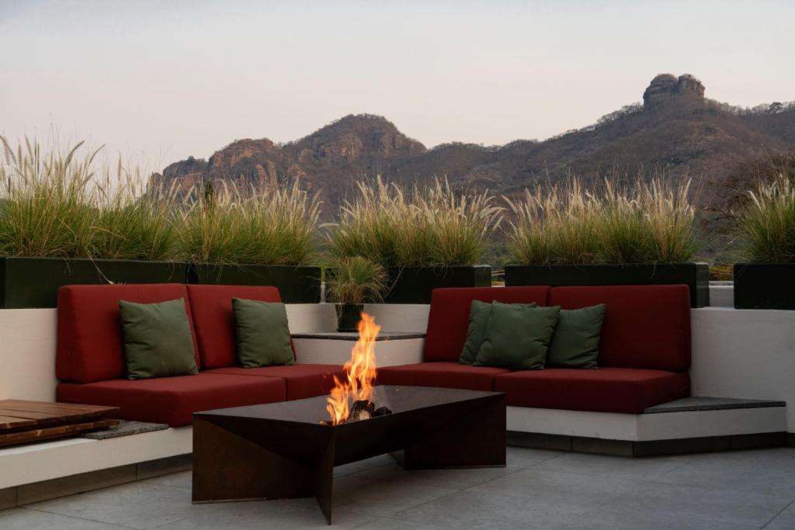 Terraza con fogata frente al cerro del Tepozteco en Tepoztlán, Morelos