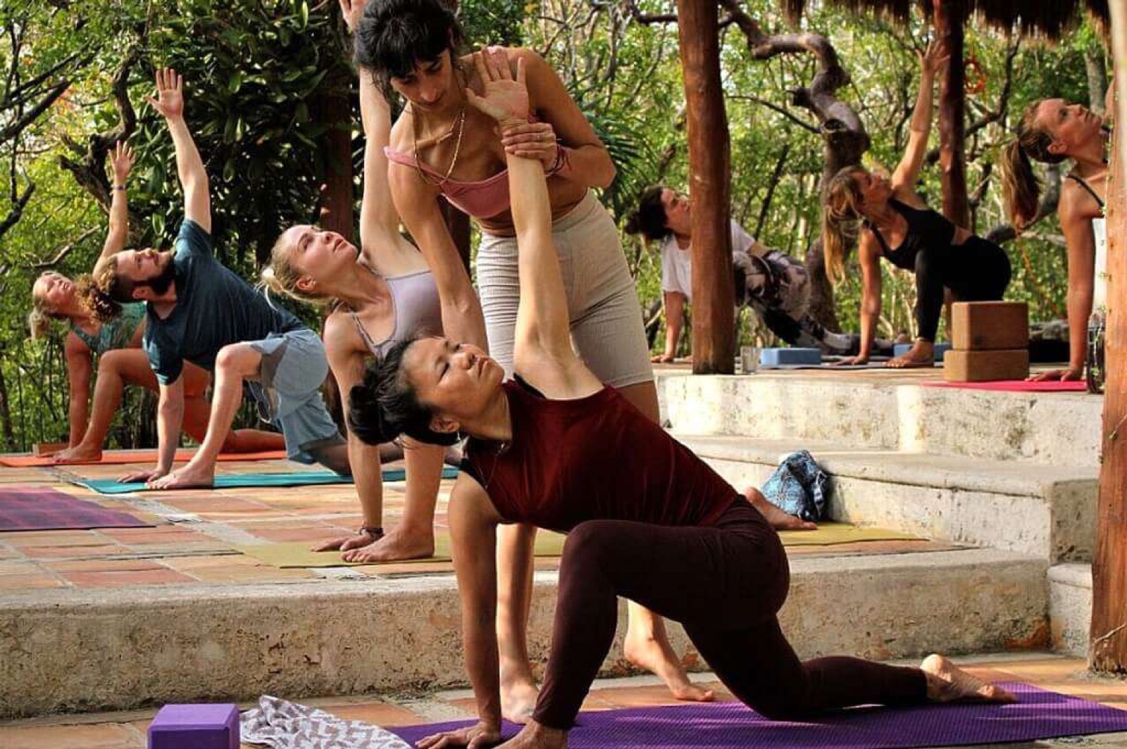 Sesión de yoga y meditación al aire libre para equipos en Tepoztlán